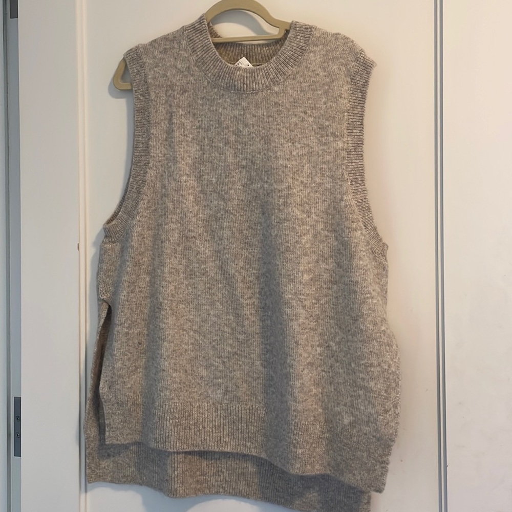H&M sweater vest nwt
